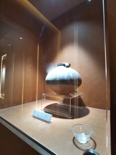 博物馆展柜中的精美器物