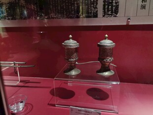 古铜容器陈列展示