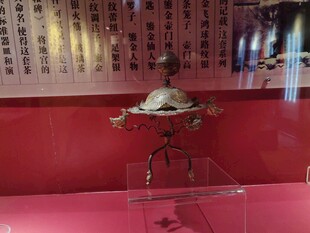 古代精巧青铜灯展示
