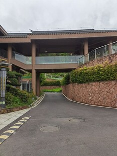 现代风格建筑旁的宽敞道路