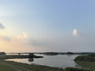 湖畔黄昏美景