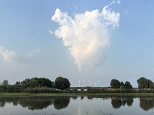 湖畔蓝天白云如画风景