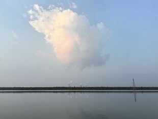湖畔云景