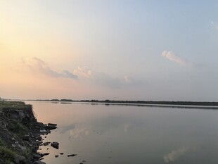 河畔黄昏美景