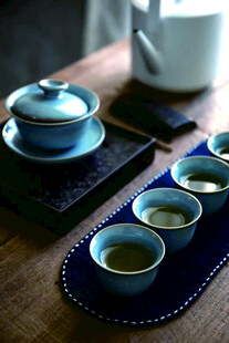 中式茶具与精致品茗杯