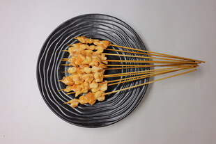 黑色盘上的美味鸡肉串