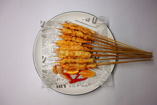 美味鸡肉串摆于盘中