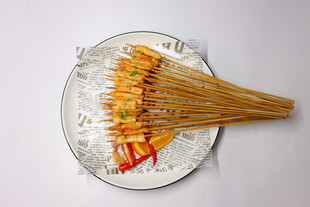 美味香嫩烤串摆于盘上