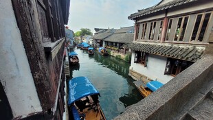 周庄水乡河道与沿岸建筑