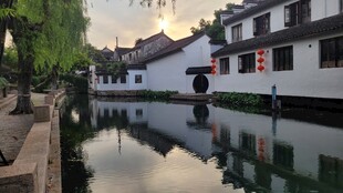 江南水乡静谧河道风景