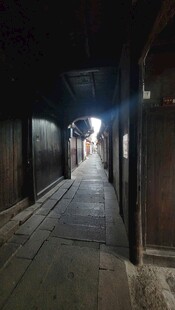 昏暗小巷尽头的微光