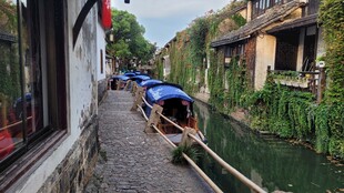 江南水乡小船沿河道而行