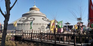 藏式建筑前飘扬的多彩经幡