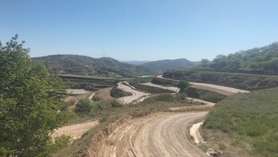 蜿蜒山路旁的自然风光