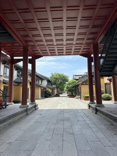 古建长廊下的宁静庭院