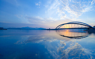 湖畔桥梁映晚霞美景