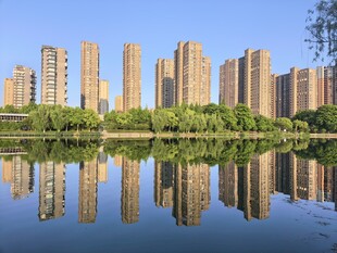 湖畔高楼