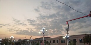 黄昏下的城市街道景象