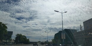 城市街道天空与路灯景象