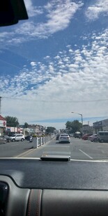 车内视角的城市道路景象