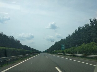宽阔公路延伸向远方