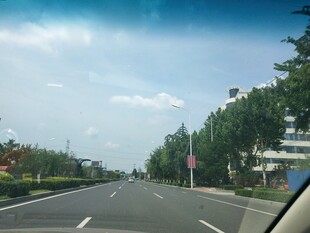 车内视角的宽阔公路景象
