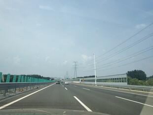 宽阔高速公路远景
