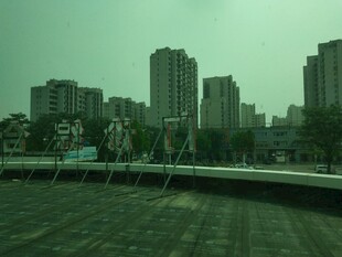 楼顶大字背面钢结构