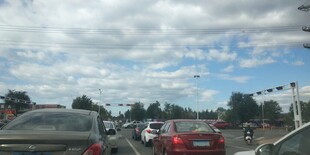 拥堵公路上的车辆