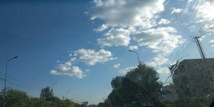 晴朗天空下的城市景象