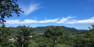 青山蓝天间的秀丽自然景色