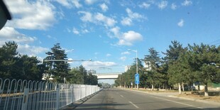 公路风景蓝天白云绿树相伴