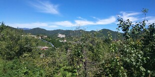 山间绿野蓝天美景