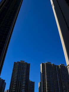 仰观都市高楼蓝天