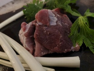 新鲜生羊肉与配菜展示