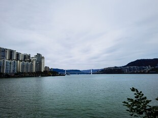 湖畔高楼与远山景致