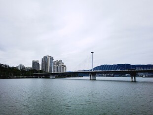 城市湖畔风光