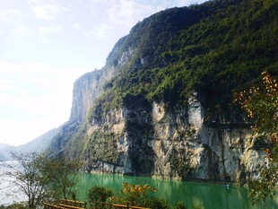 青山绿水间的秀丽峡谷