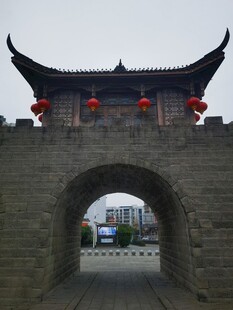 中式古城门