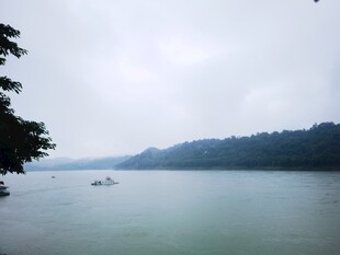 湖景泛舟烟雨朦胧之美