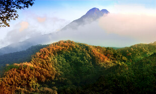 秋日山峦云海壮美景观