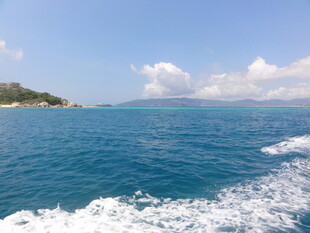 海上行舟赏碧海蓝天