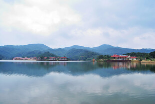 宁静山水间的美丽湖景