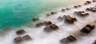 海边嶙峋礁石与碧绿海水
