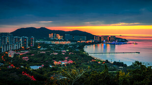 海滨城市黄昏美景
