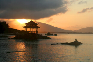 湖畔亭阁夕照美景