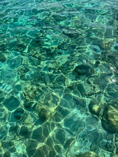 清澈见底的海底石块景观