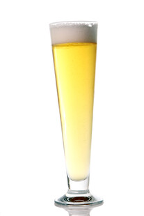 高脚杯中金黄泡沫啤酒