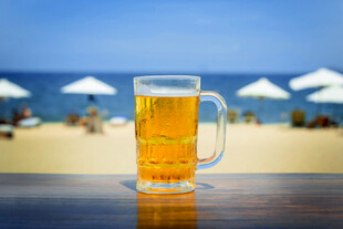 海滩边的啤酒杯