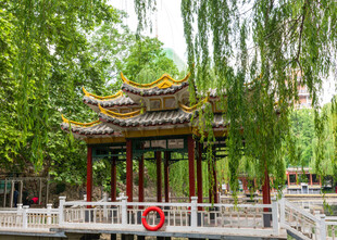 中式古典凉亭绿树环绕